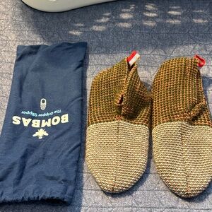 NWOT Bombas Woven Gripper Slippers in Brown ,Cream
and Orange